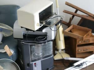 elettrodomestici e oggetti altri oggetti da smaltire dopo lo sgombero appartamento