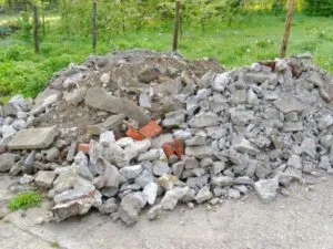 Cumulo di calcinacci dovuti a operazioni di demolizione o costruzione