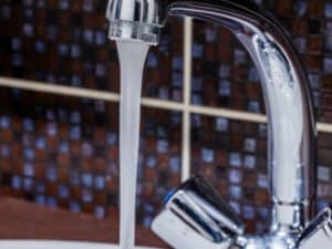 rubinetto con acqua che scorre