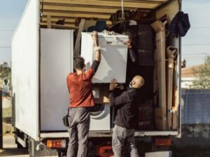 traslocatori durante il carico merci all'interno del camion per il trasporto