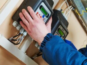 Tecnico durante l'installazione di un contatore