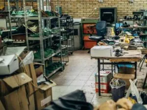 Una cantina con scatoloni, scaffali e oggetti di mobilio da sgomberare