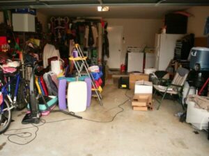 Garage con oggetti inutilizzati da svuotare