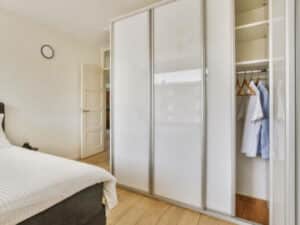 armadio bianco di piccole dimensioni in una camera da letto