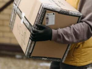 Traslocatore trasporta scatolone con oggetti fragili
