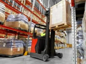 Operaio durante la movimentazione delle merci nel deposito