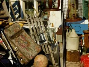 Oggetti rotti e mobili vecchi in un garage da sgomberare Oggetti rotti e mobili vecchi in un garage da sgomberare