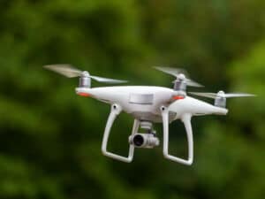 drone di piccole dimensioni bianco in volo