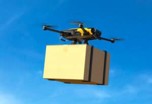 drone in volo durante il trasporto di un pacco