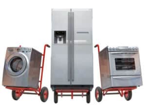Una lavatrice, un frigorifero e un forno posizionati su carrelli per il trasporto