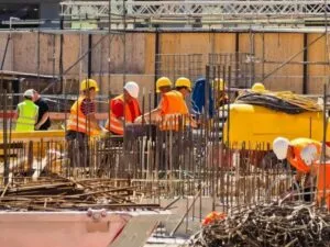 operai all'interno di un cantiere edile per la pianificazione