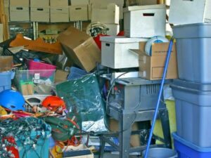 garage disordinato e colmo di oggetti inutilizzati da sgomberare