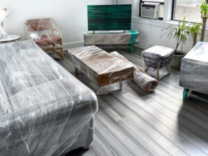 mobili e oggetti fragili imballati all'interno di un appartamento per il trasporto