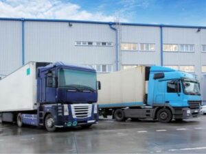 due camion durante il carico dei beni per il trasporto