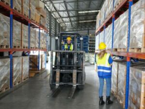 operatori all'interno di un magazzino per i processi di pianificazione e distribuzione merce