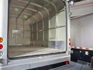 cella interna di un camion refrigerato per il trasporto di merci a temperatura controllata