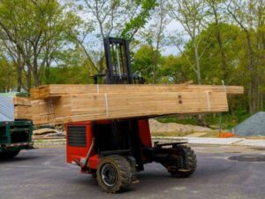 carrello elevatore durante il trasporto di tavole in legno
