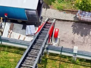 mezzo di trasporto con scala per traslochi su una strada ripresi dall'alto
