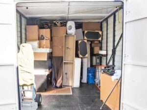interno di un furgone con diversi mobili e scatoloni durante un trasloco