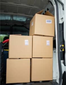 Cinque scatoloni all'interno di un furgone per trasloco