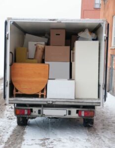Furgone aperto con mobili e oggetti da traslocare