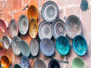 Piatti di ceramica lavorati e colorati con diverse fantasie