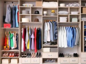Armadio con diversi vestiti e accessori