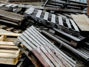 bancali usurati e vecchi per lo smaltimento