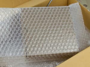 Scatola contenente oggetti fragili imballata con pluriball