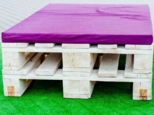 sgabello da giardino creato con un vecchio bancale