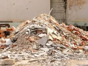 Calcinacci e rifiuti edili in un cantiere Calcinacci e rifiuti edili in un cantiere