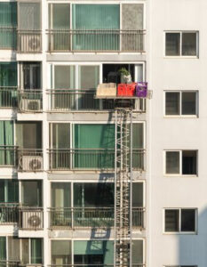 scala per traslochi posizionata sul balcone di un condominio per carico dei mobili