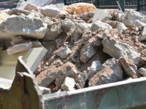 cassone con calcinacci e rifiuti edili