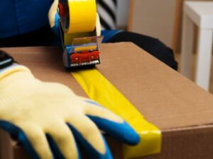 operatore durante imballaggio scatoloni per trasloco