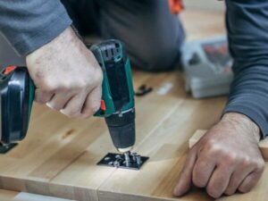 traslocatore durante lo smontaggio di un mobile in legno