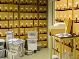 archivio con documenti cartacei e contenitori di plastica per il trasloco archivio