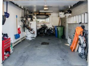 Garage con vari oggetti ingombranti da sgomberare e smaltire