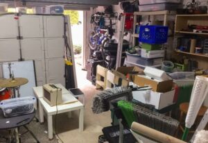 Garage con oggetti accumulati da sgomberare