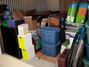 Contenitori e vari oggetti da smaltire con lo sgombero garage