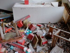 vecchi oggetti e mobili in un locale abbandonato da sgomberare e smaltire