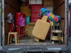 Furgone con vecchi mobili e oggetti da smaltire dopo uno sgombero