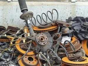 rottami da smaltire dopo lo sgombero magazzino