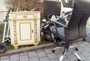 Diversi mobili sedie e altri oggetti da smaltire dopo lo sgombero
