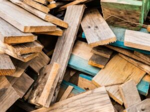 pezzi di legno di alcuni pallet rotti