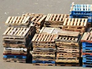 diversi pallet in legno per terra 