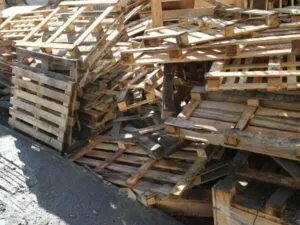 pallets rotti da smaltire