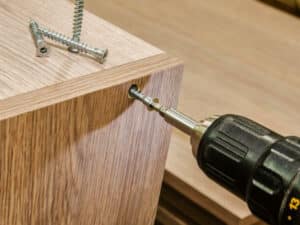 smontaggio di un mobile in legno