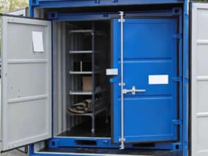 container blu aperto da riempire per il trasloco in groupage internazionale