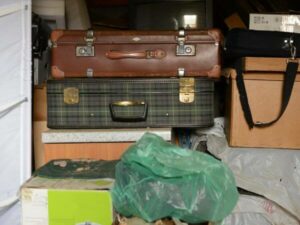 Vecchie valigette, oggetti vari da sgomberare