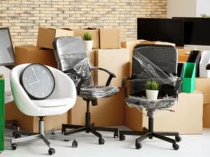 sedia, poltrona e altri oggetti fragili imballati per il trasloco